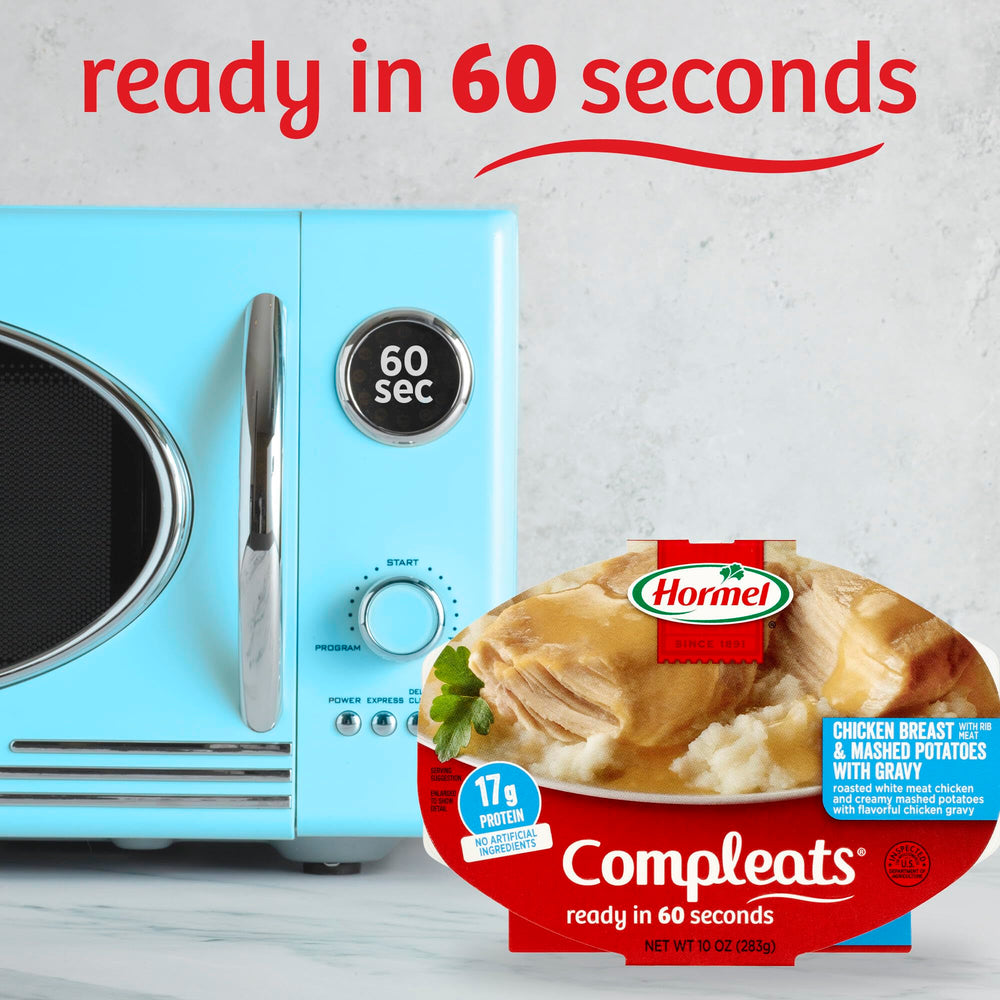 HORMEL COMPLEATS gravy vertiéndose sobre puré mostrando jugosidad y sabor