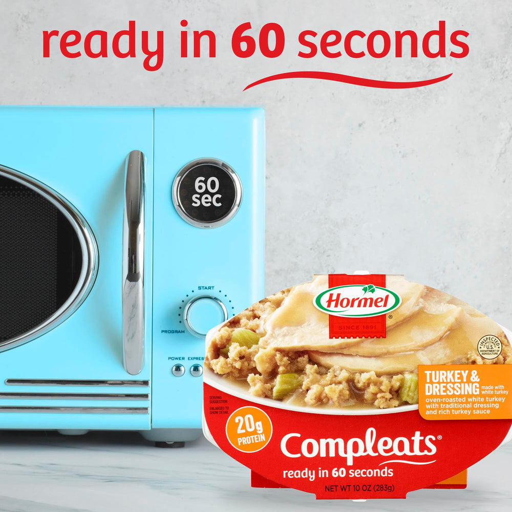 HORMEL COMPLEATS salsa de pavo vertida sobre la bandeja, añade jugosidad