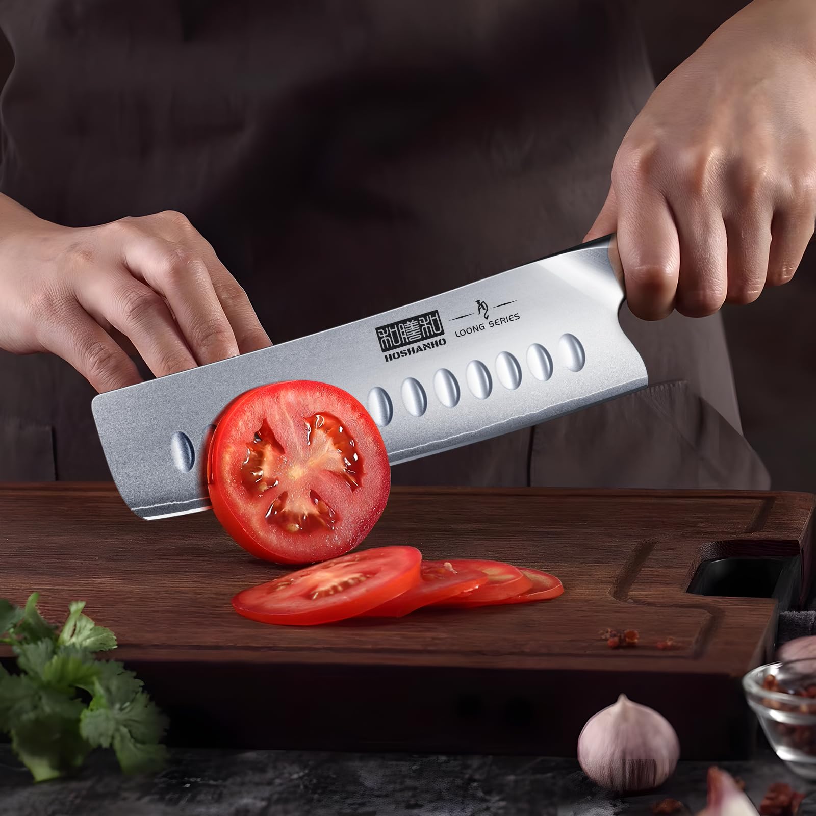 HOSHANHO cuchillo en uso picando verduras para cortes precisos y limpios