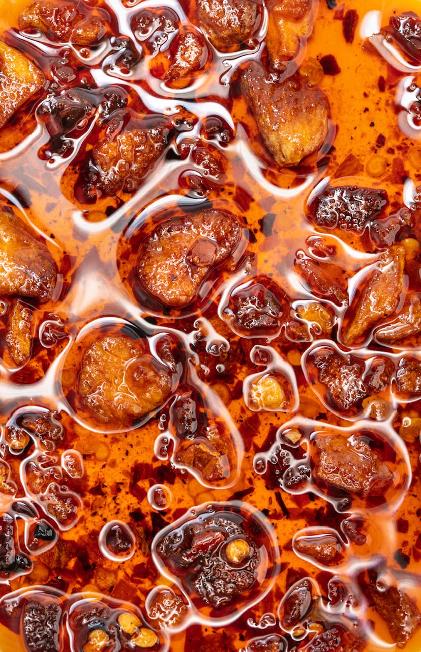 Hot Crispy Oil en encimera de cocina lista para condimentar platos