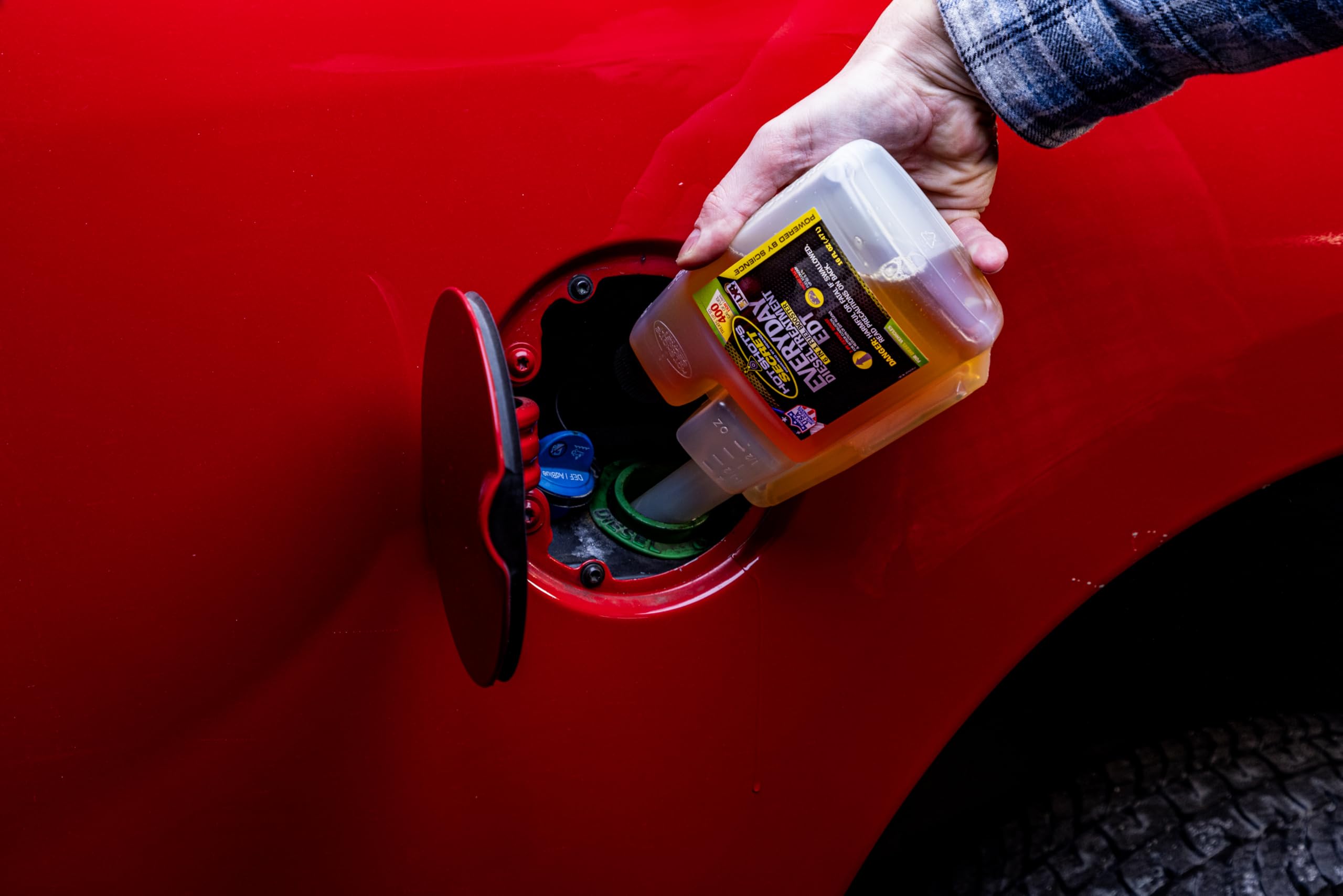 Hot Shot's Secret vertido en tanque demostrando facilidad de uso