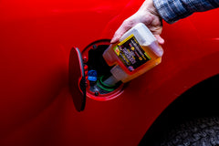 Hot Shot's Secret vertido en tanque demostrando facilidad de uso