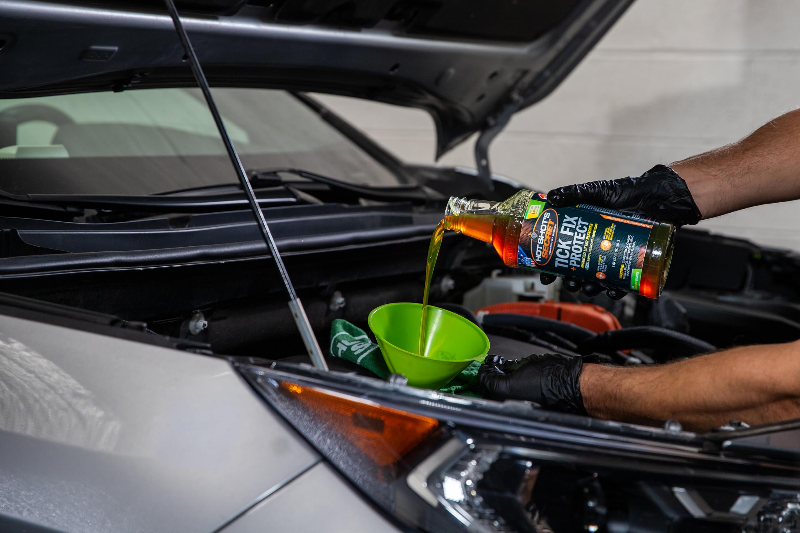 Hot Shot's Secret llenando cárter del motor, mejora circulación de aceite