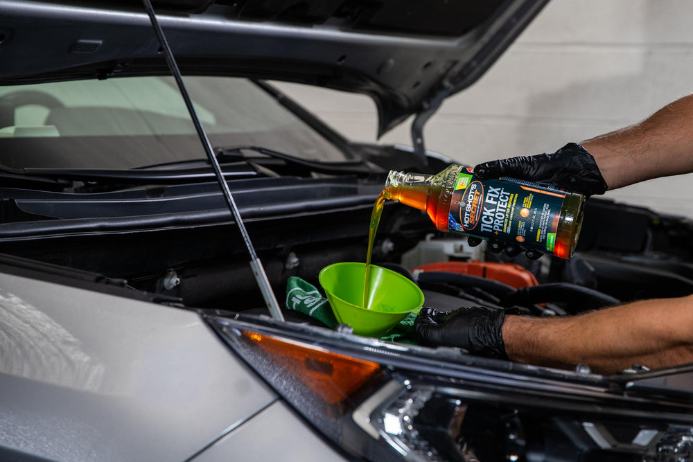 Hot Shot's Secret llenando cárter del motor, mejora circulación de aceite