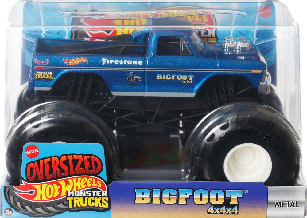 Hot Wheels comparación de escala 1:24 junto a una mano para referencia