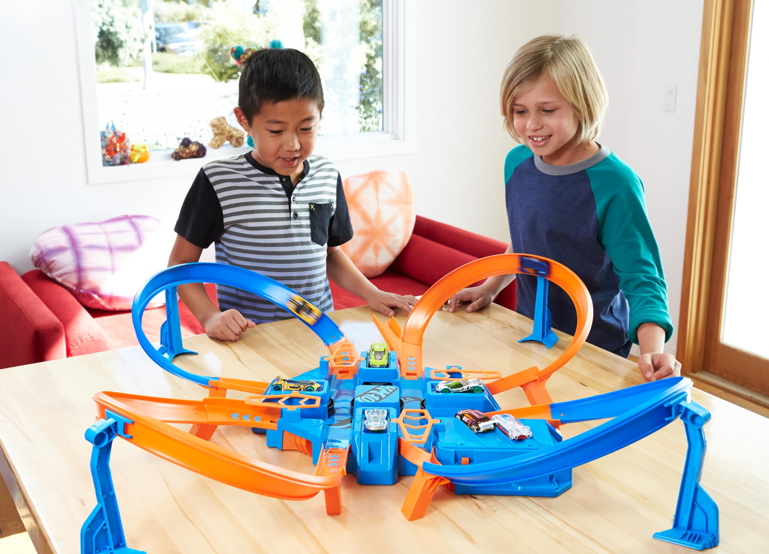 Hot Wheels detalle de una intersección de choque mostrando acción segura