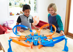 Hot Wheels detalle de una intersección de choque mostrando acción segura