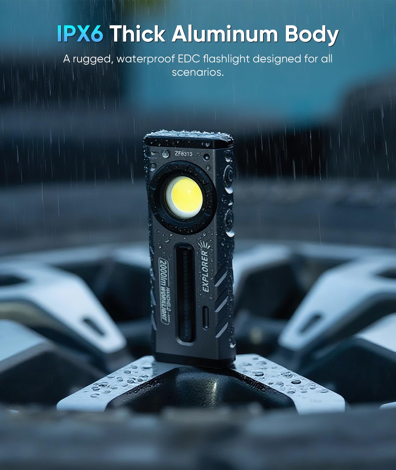 HOTLIGH ZF8313 comparada con una mano para mostrar tamaño compacto y portabilidad