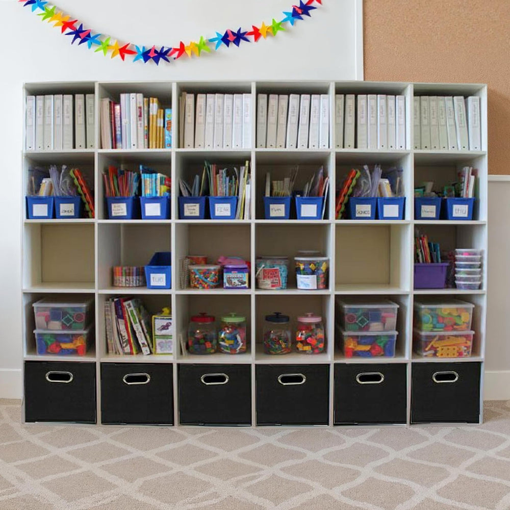 Household Essentials caja en salón con libros, estética y orden visible