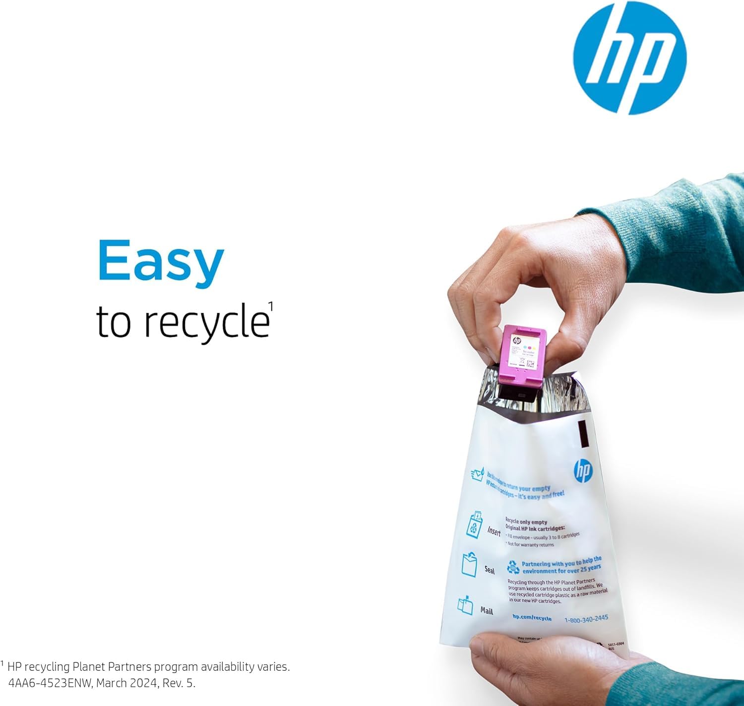 HP cartuchos junto a una mano para comparar tamaño y facilidad de manejo