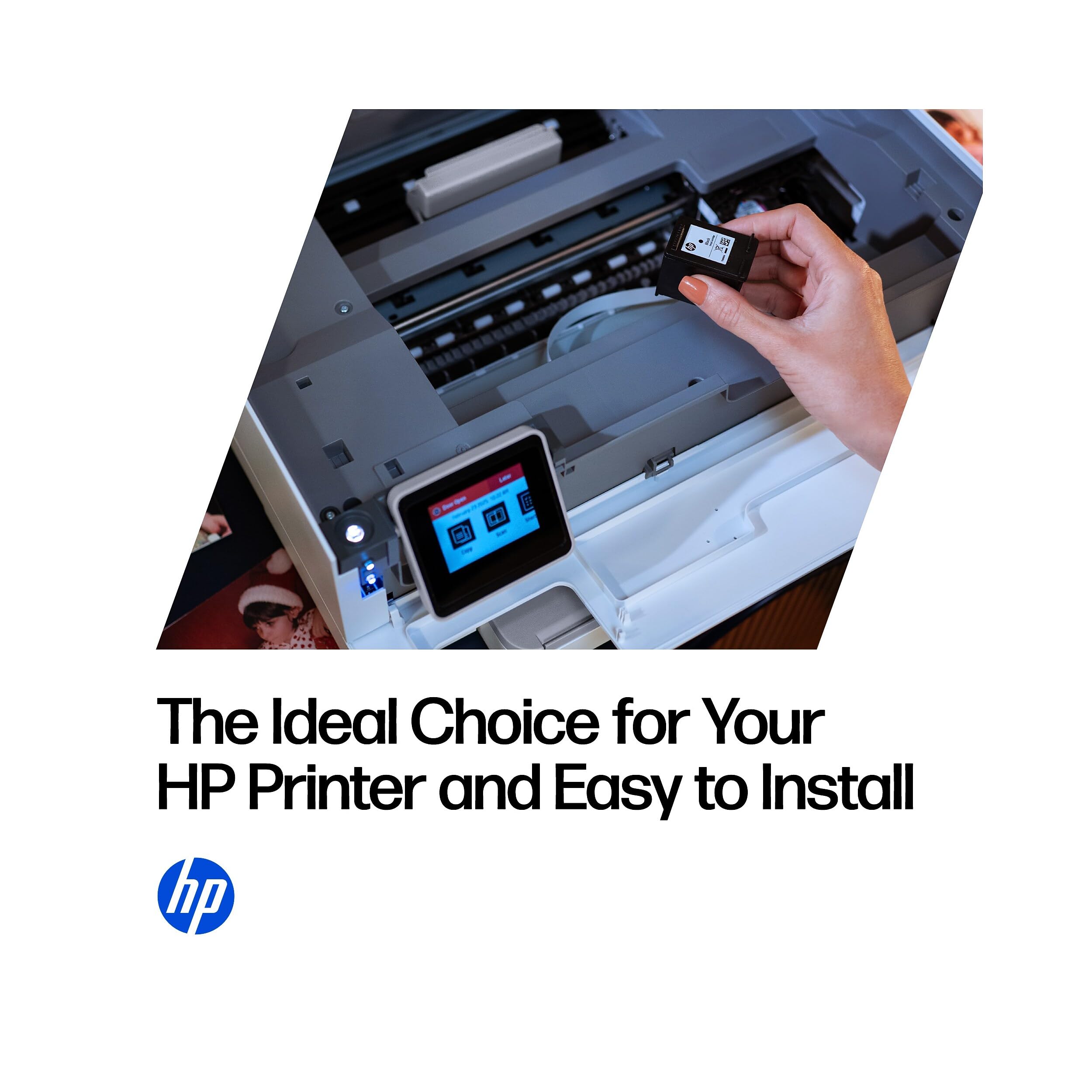 HP cartucho junto a una mano para comparar tamaño y facilidad de manejo