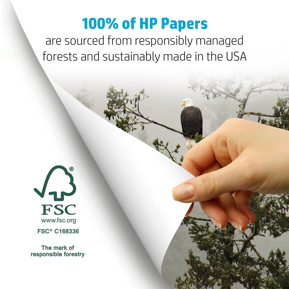 HP Papers hoja saliendo de impresora en oficina que evita atascos y manchas