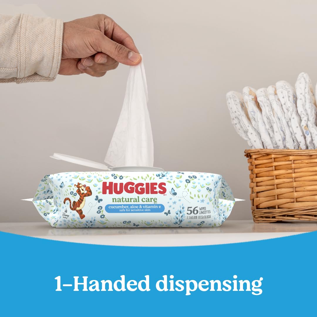 HUGGIES toallita junto a mano para comparar tamaño y grosor