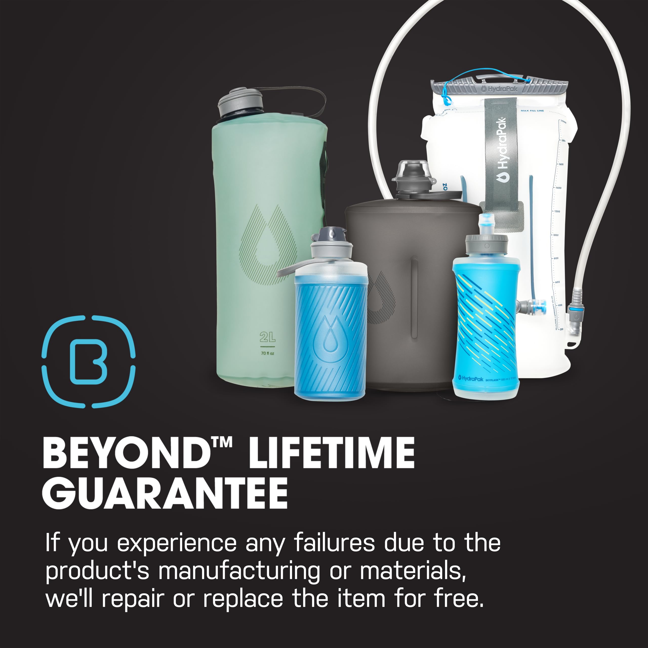 HydraPak Contour junto a una botella para comparar escala y visualizar capacidad 2 litros