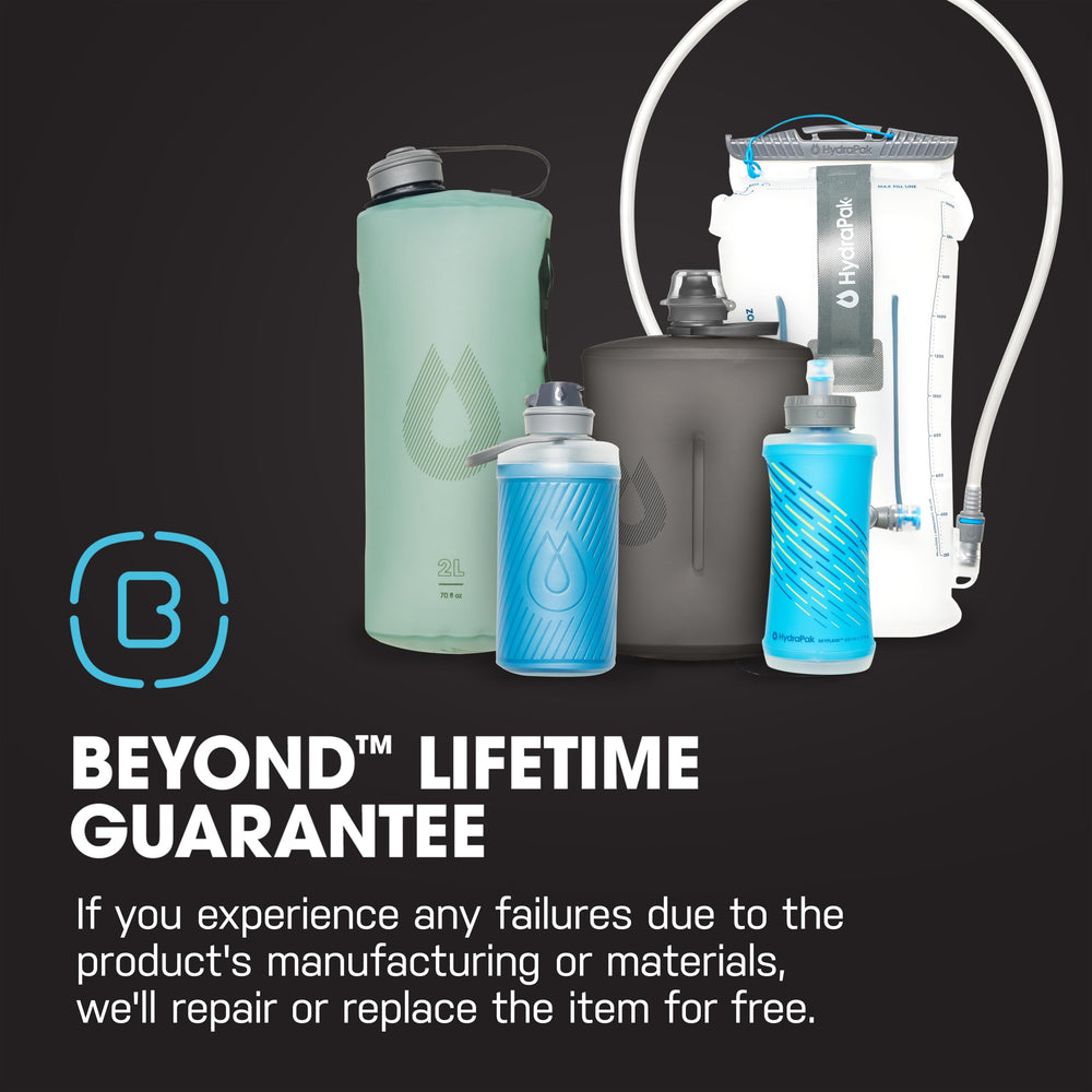 HydraPak Contour junto a una botella para comparar escala y visualizar capacidad 2 litros