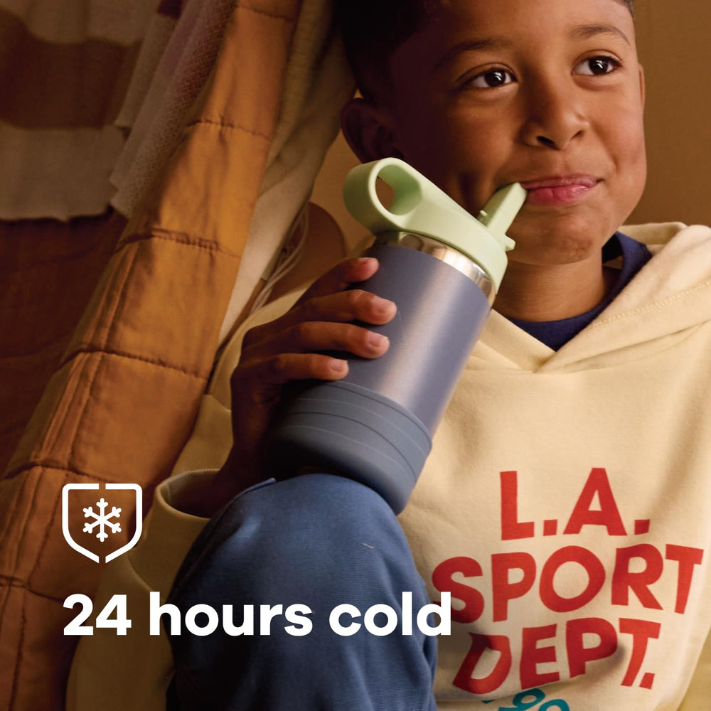 Hydro Flask en mano de niño, diseño delgado facilita agarre y transporte