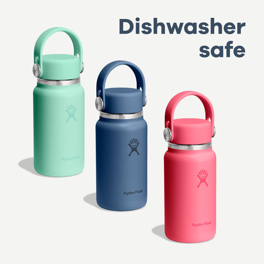 Hydro Flask micro bottle en ambiente exterior estilo vida mostrando versatilidad portátil
