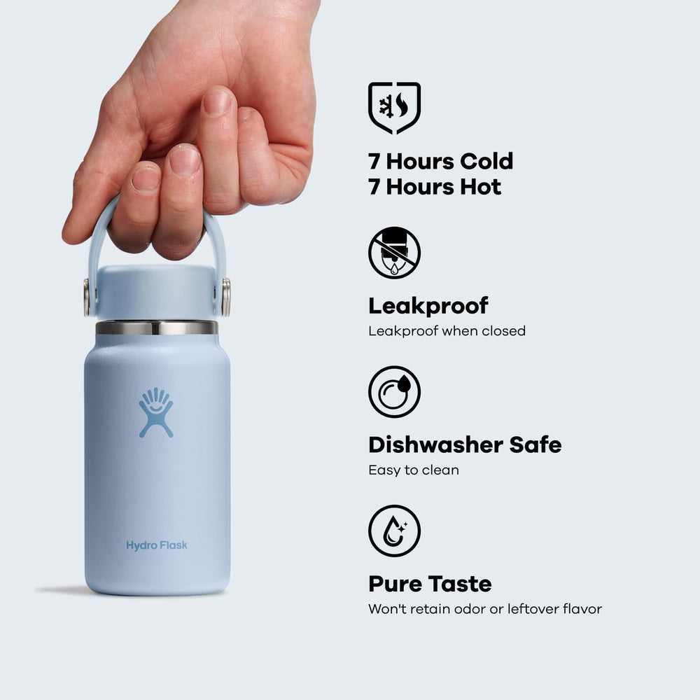 Hydro Flask micro bottle sujeto con FlexClip™ al asa de una mochila para llevar cómodo