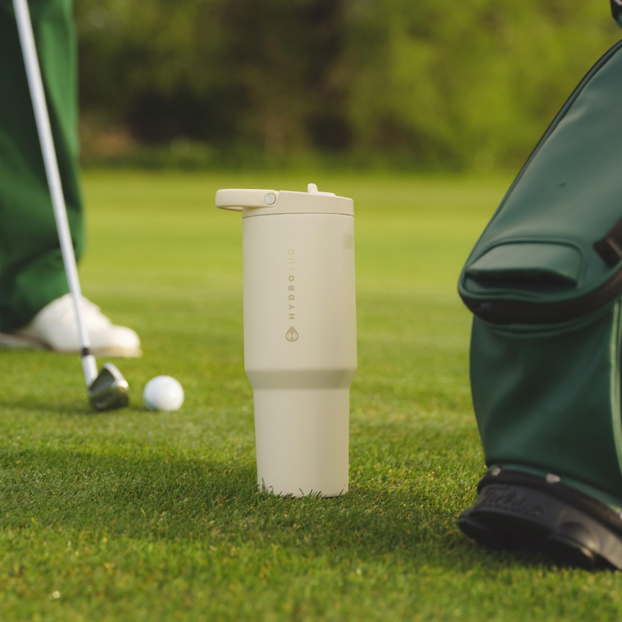 HydroJug al lado de objetos para mostrar escala de 40 oz