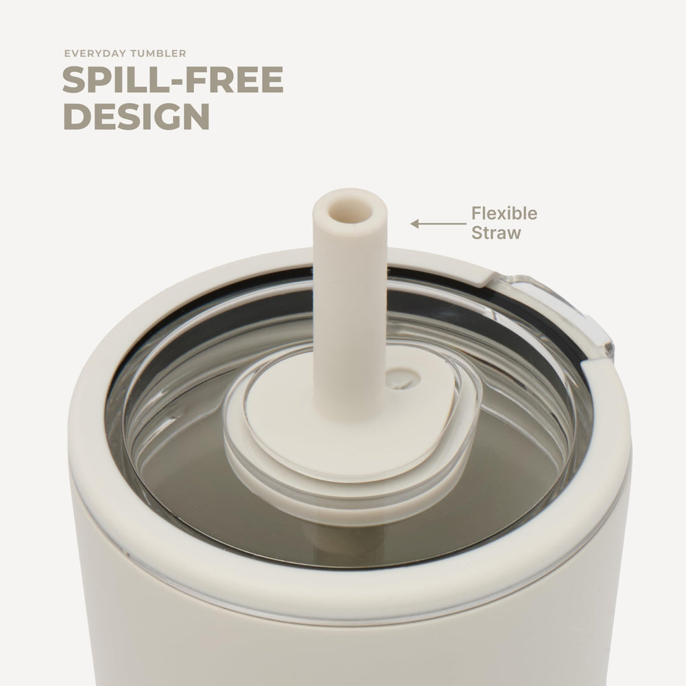 HydroJug vaso Linen en uso en escritorio, práctico y profesional