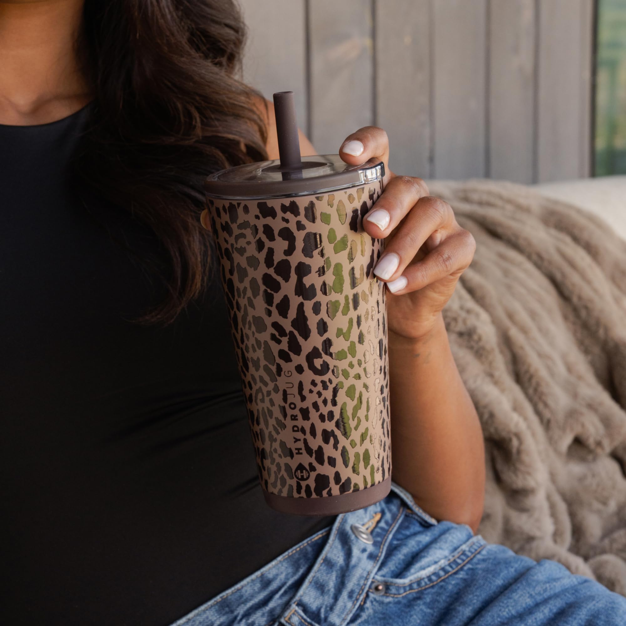 HydroJug detalle del estampado Brown Leopard y acabado resistente