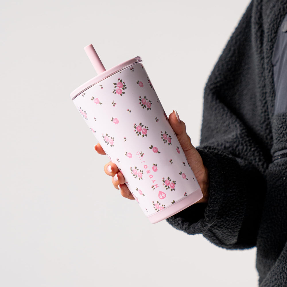 HydroJug comparación de tamaño junto a una mano para referencia de 20 oz