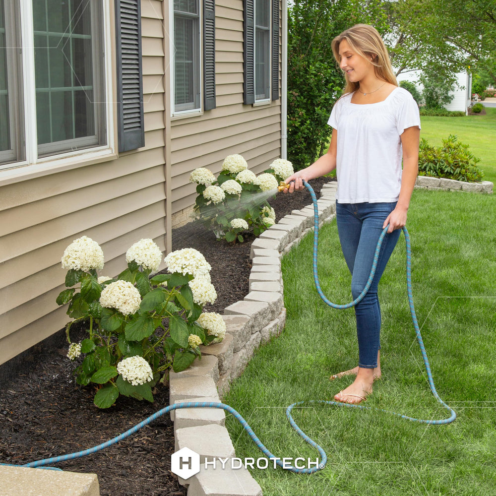 HydroTech manguera en terraza con flores ilustrando uso doméstico