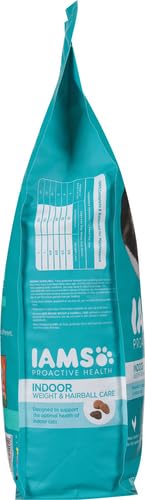 IAMS gato comiendo en interior, favorece bienestar y actividad
