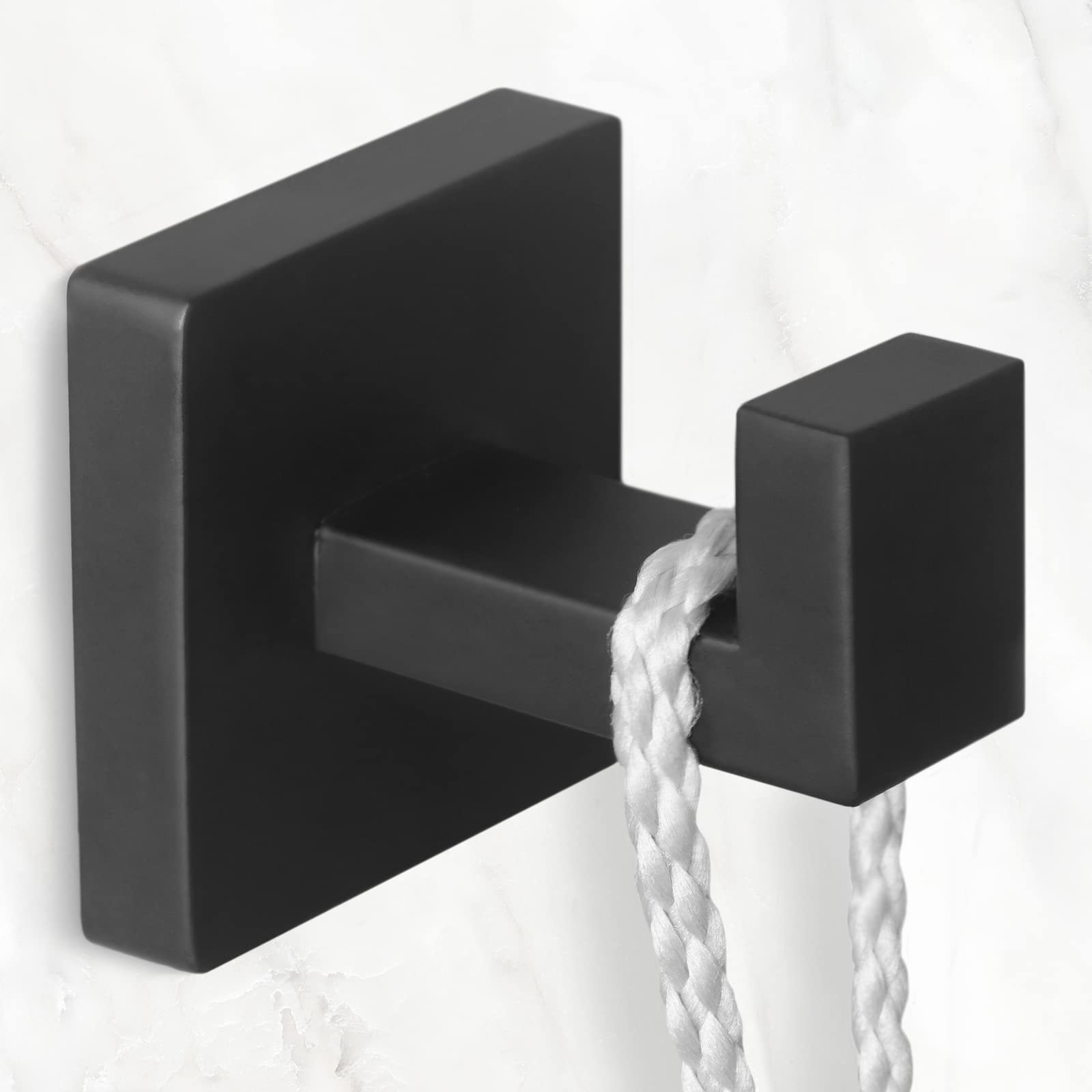IBosins percha en baño con toalla colgada mostrando funcionalidad