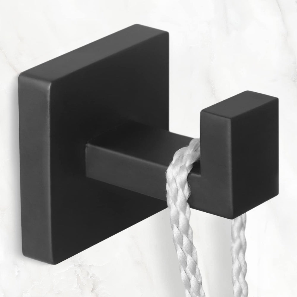IBosins percha en baño con toalla colgada mostrando funcionalidad
