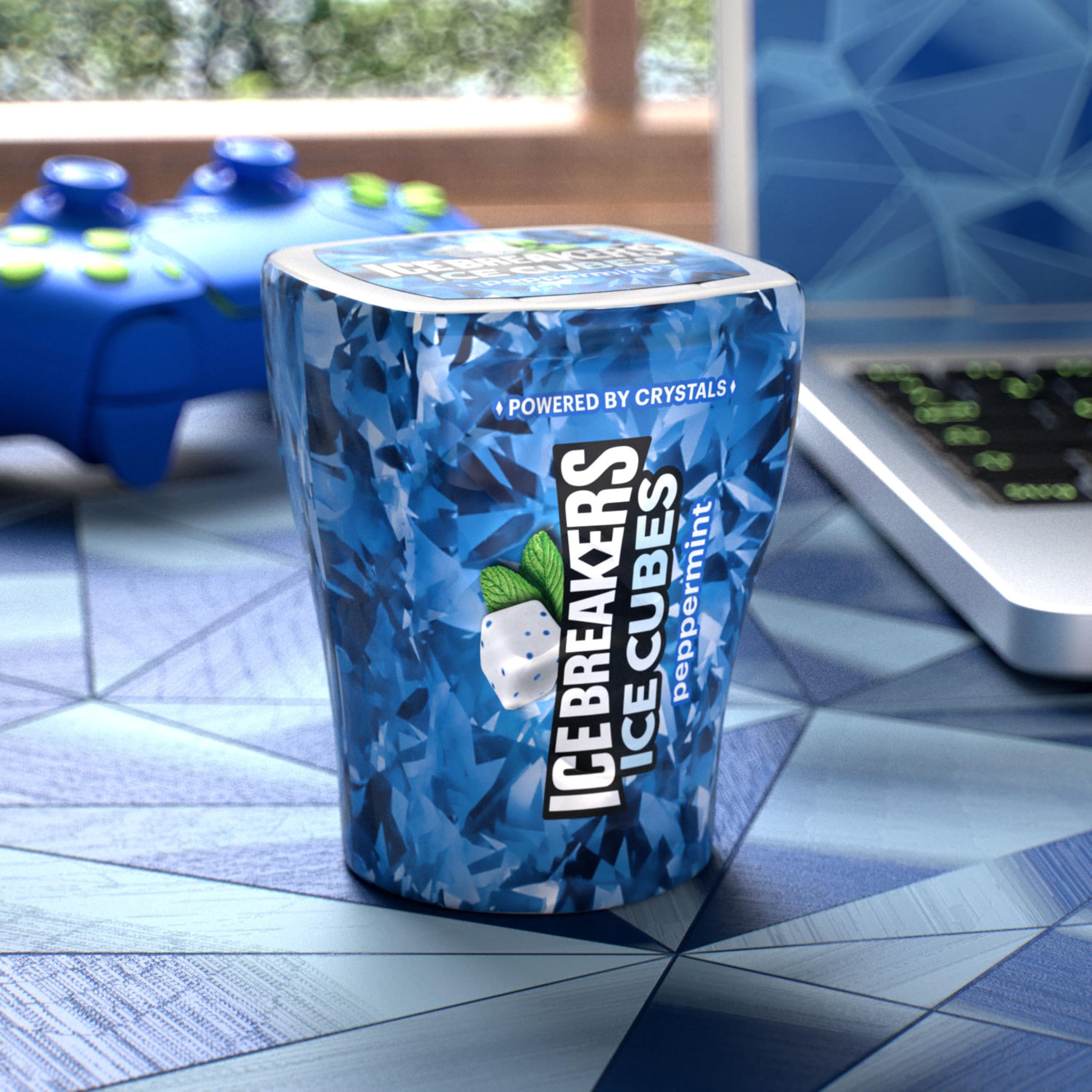 Ice Breakers en mano para apreciar tamaño práctico y portátil