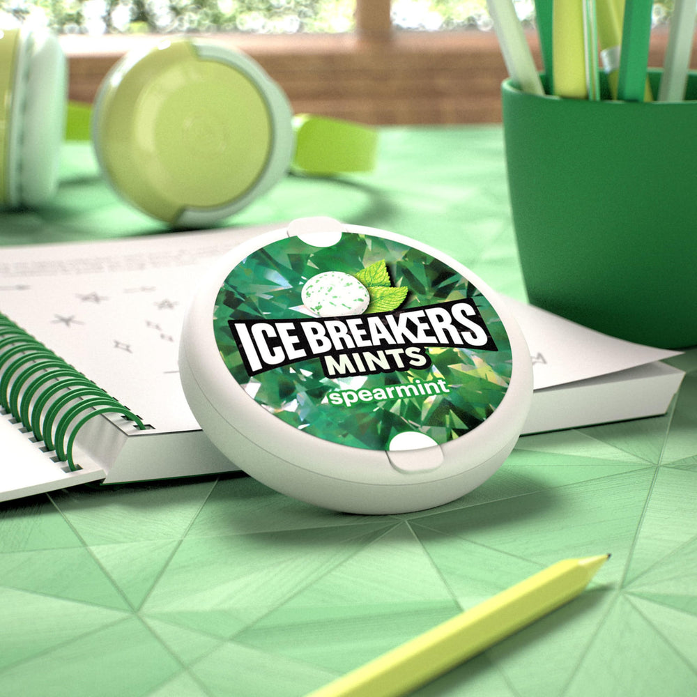 Ice Breakers lata dentro de bolso muestra tamaño portátil y ahorro de espacio