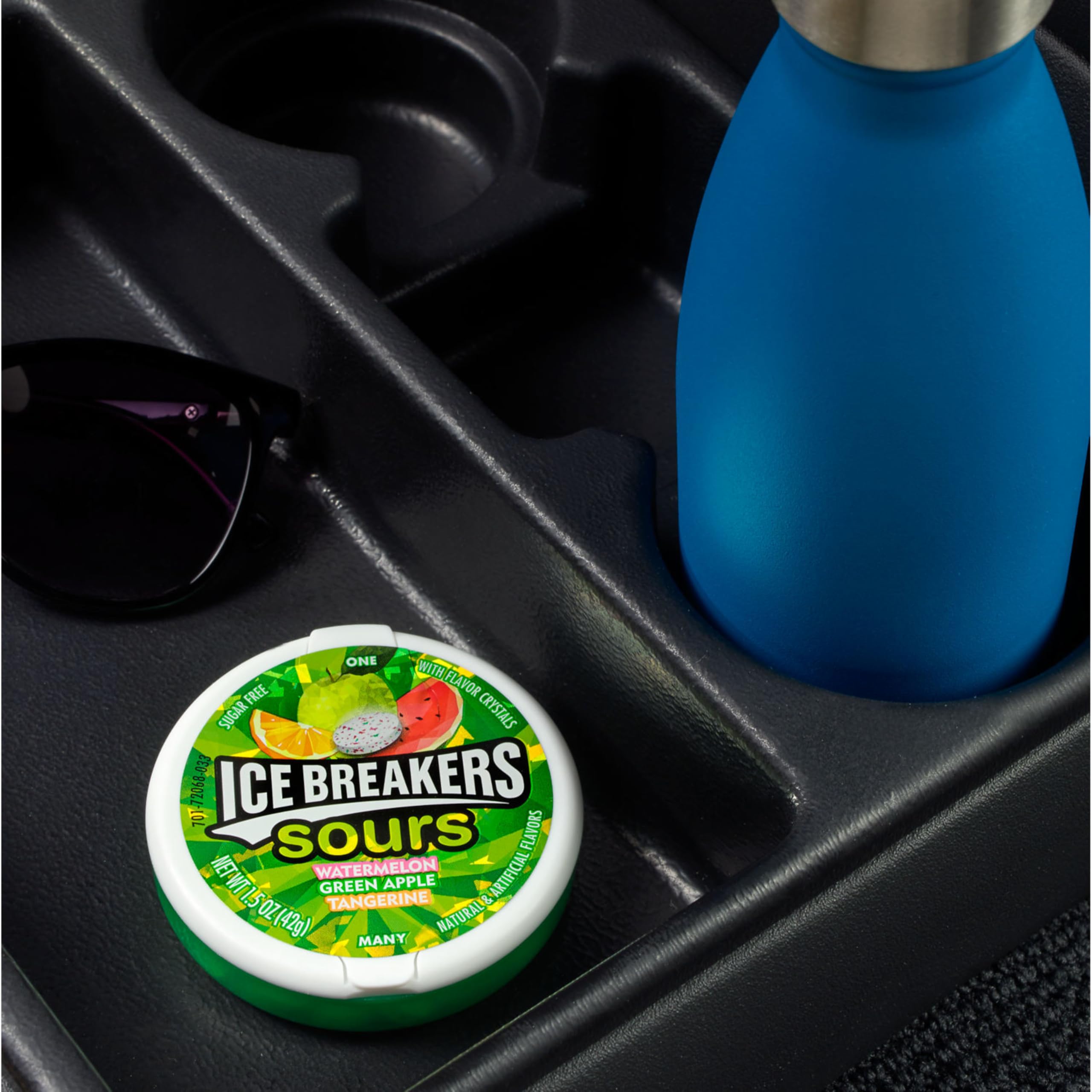 Ice Breakers lata abierta dispensando mints para uso rápido