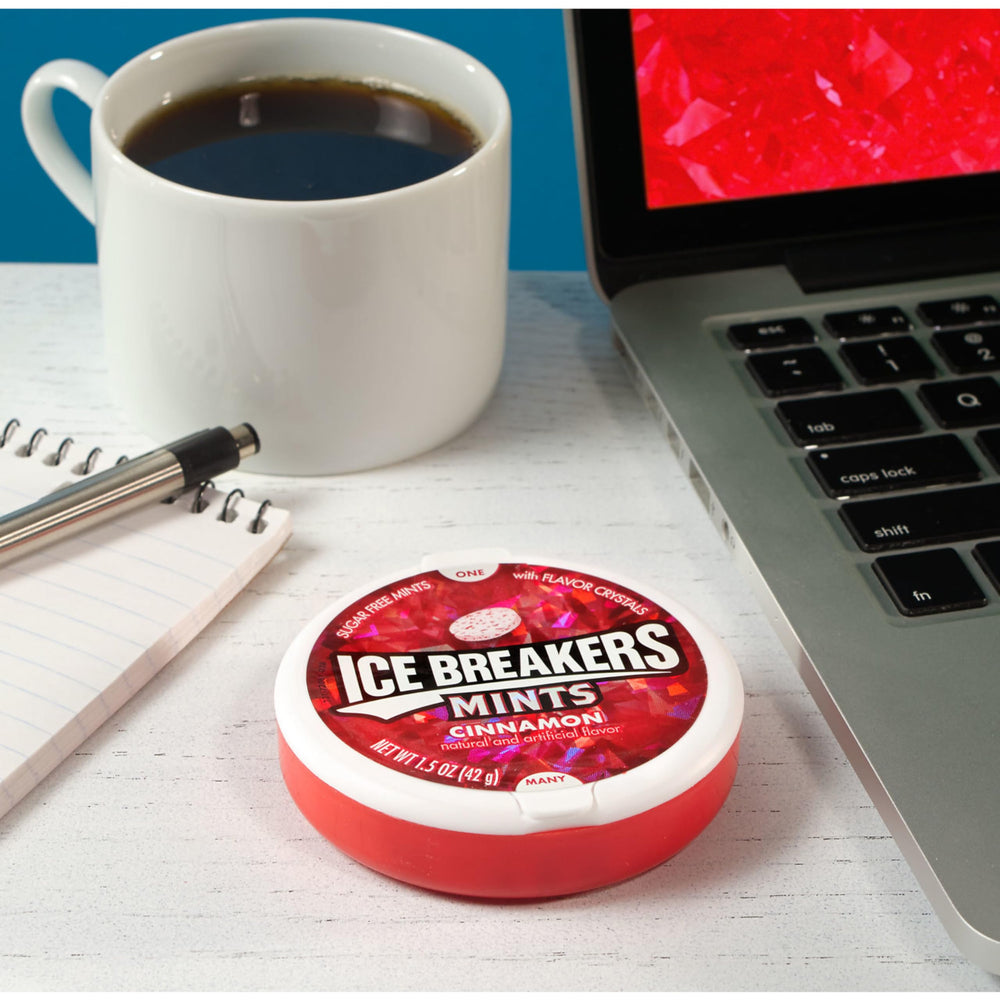 Ice Breakers latas en guantera protegiendo mentas y frescura