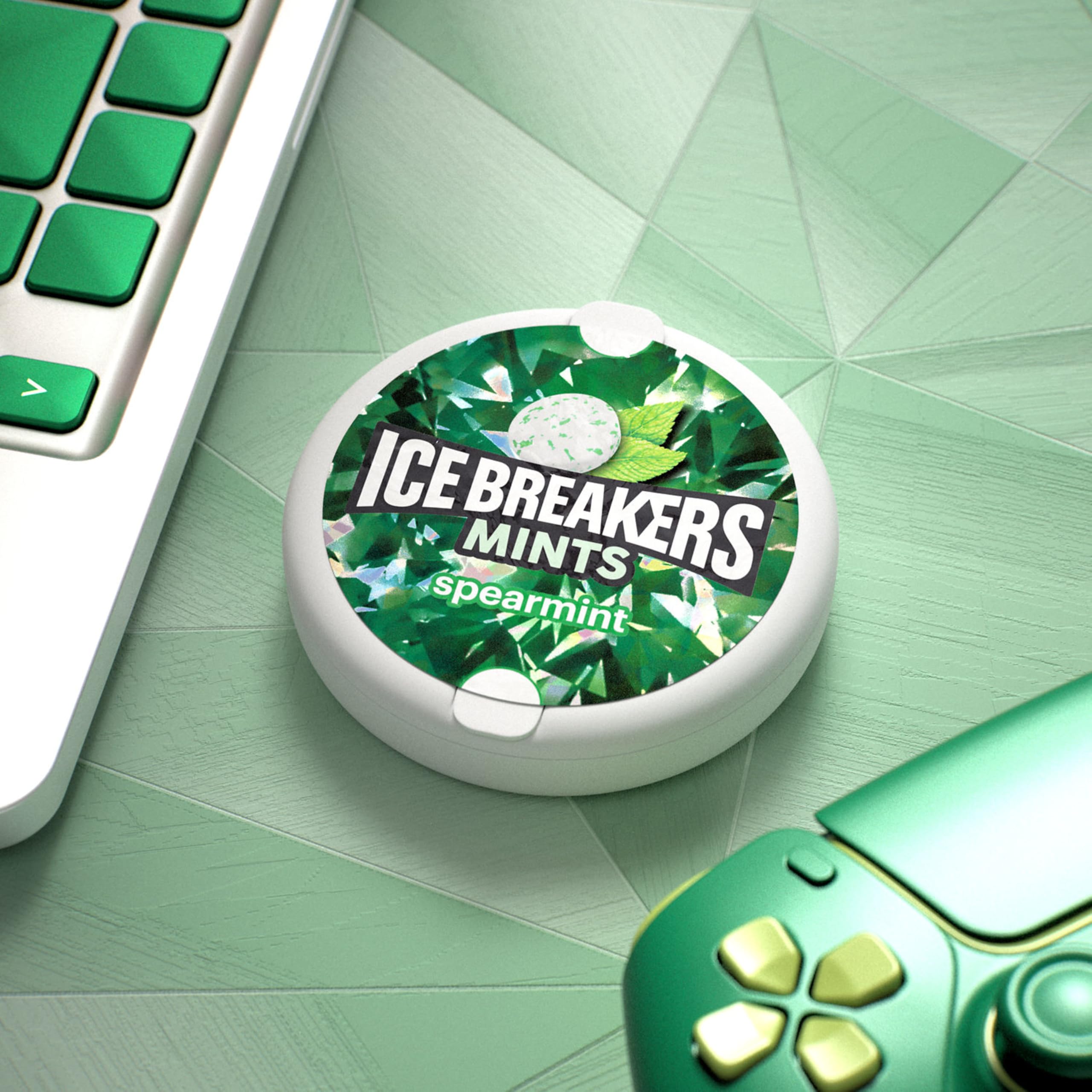 Ice Breakers mano sacando menta demuestra uso rápido y discreto