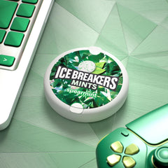 Ice Breakers mano sacando menta demuestra uso rápido y discreto