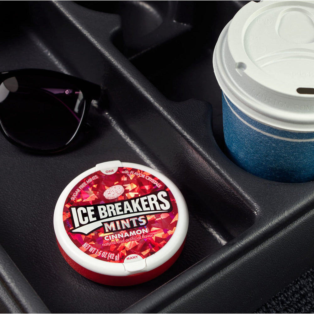 Ice Breakers menta en mano mostrando tamaño práctico y fácil uso
