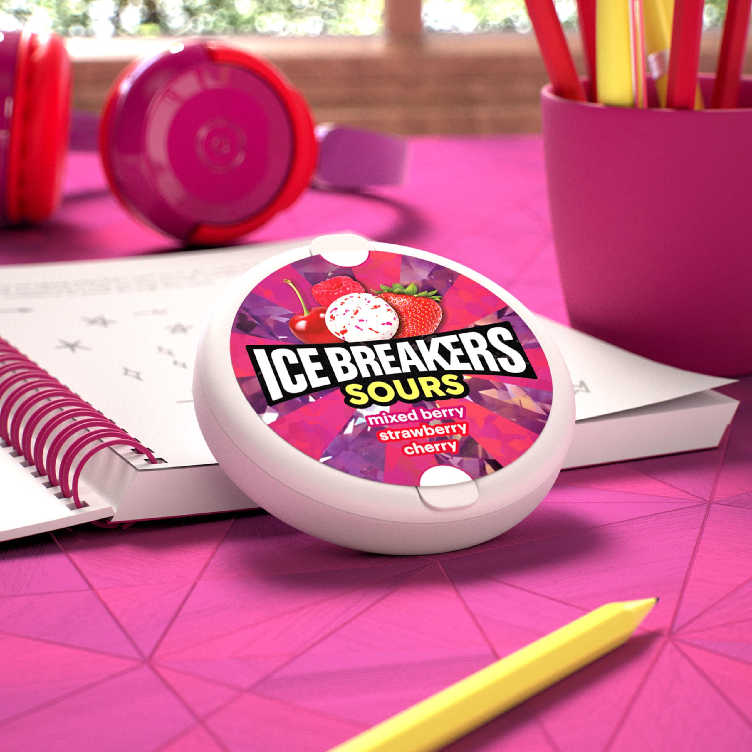 Ice Breakers lata abierta en mano lista para refrescar aliento rápidamente