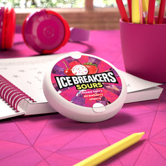 Ice Breakers lata abierta en mano lista para refrescar aliento rápidamente