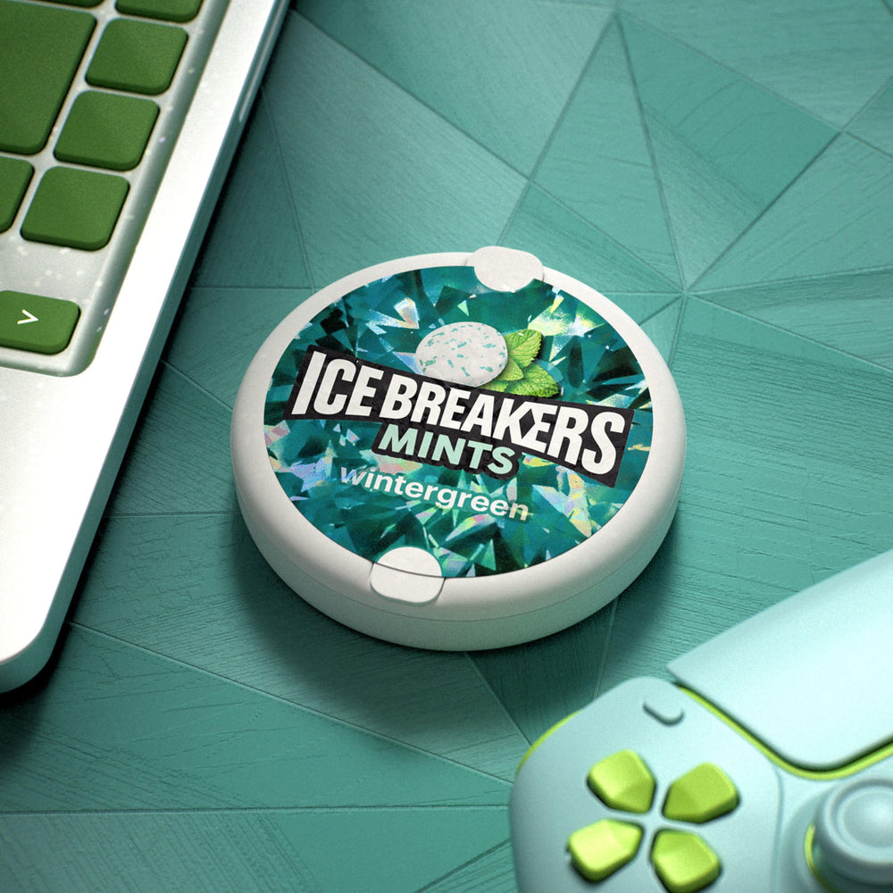 Ice Breakers comparación de tamaño en mano que muestra portabilidad y conveniencia
