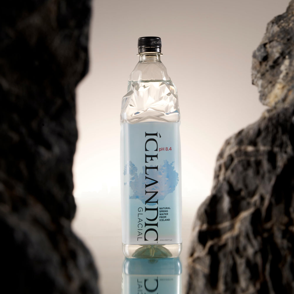 Icelandic Glacial pack sobre mesa acompañando una comida