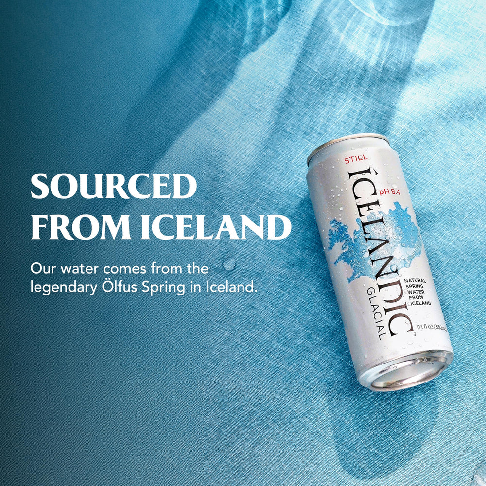 Icelandic Glacial vertido en vaso, aspecto limpio y refrescante