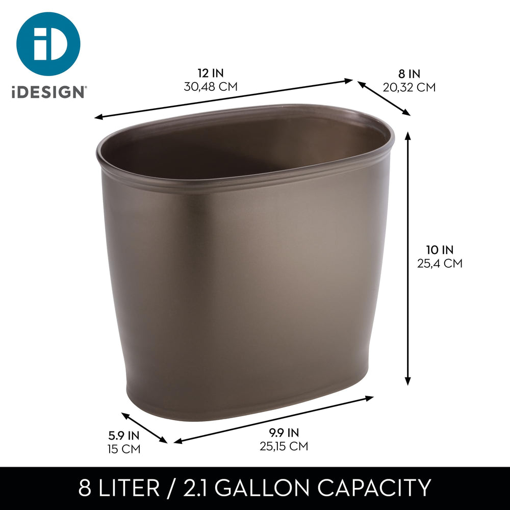iDesign papelera junto a mano para apreciar tamaño compacto