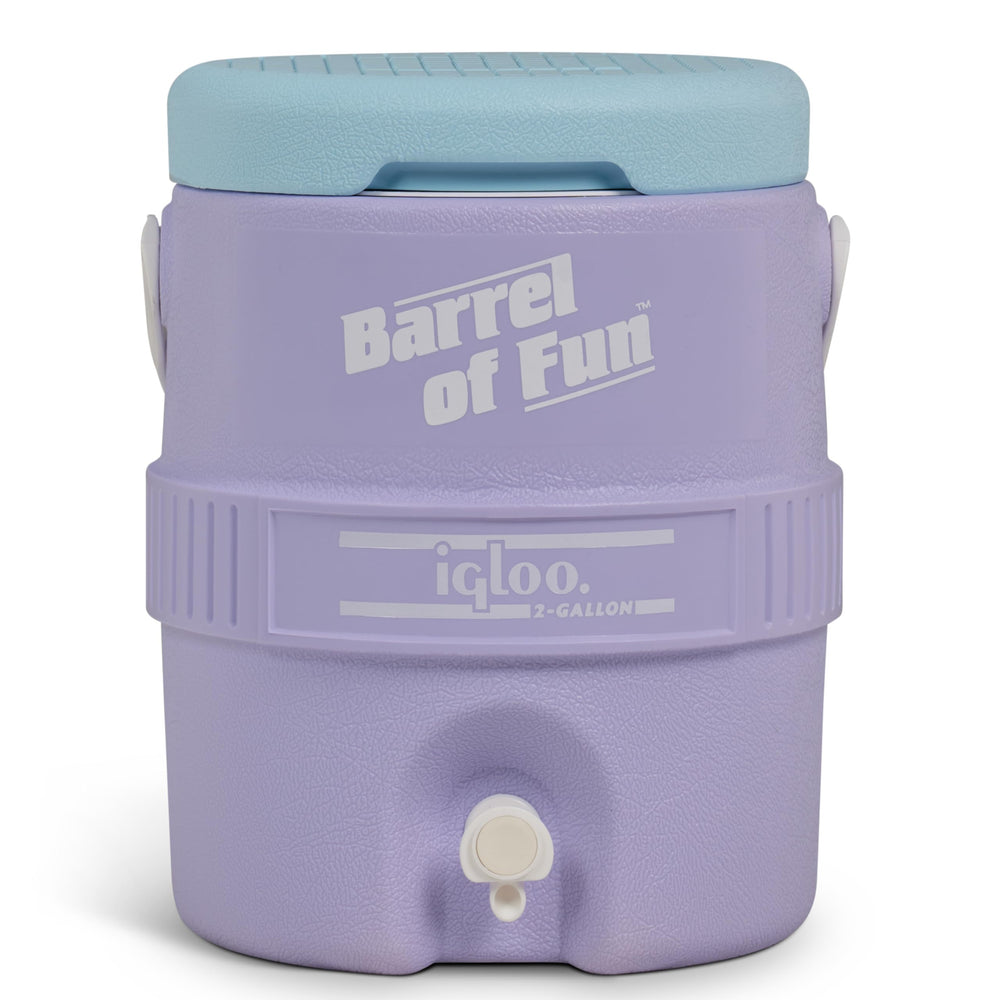 Igloo Lilac Breeze en una fiesta al aire libre sirviendo bebidas a invitados
