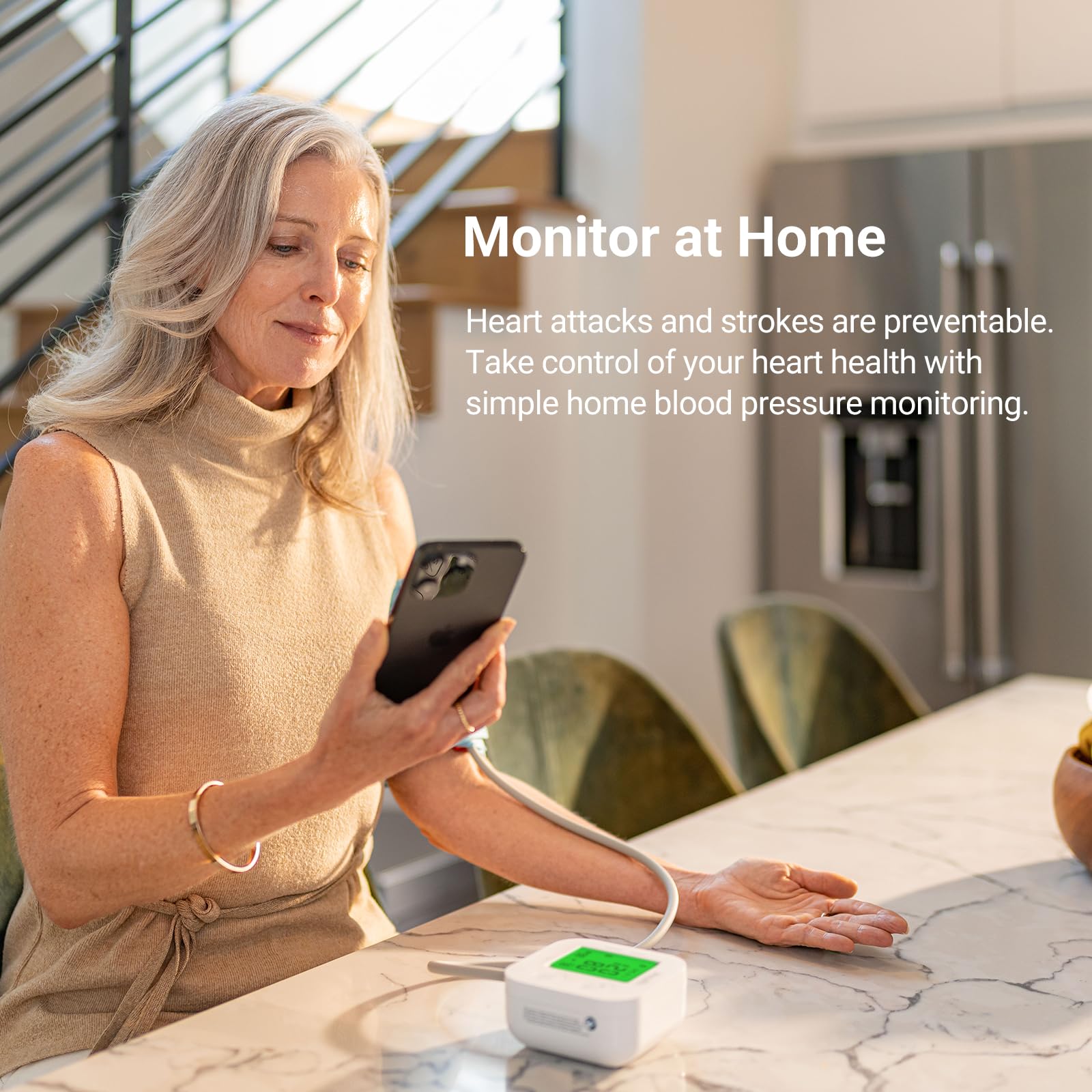 iHealth monitor en uso en brazo de adulto mostrando comodidad