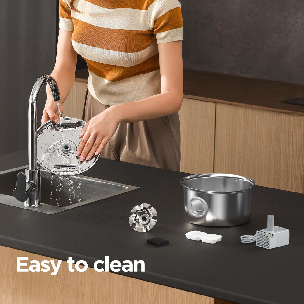 IHOUONE comparación de tamaño con una mano, capacidad 2.6L clara