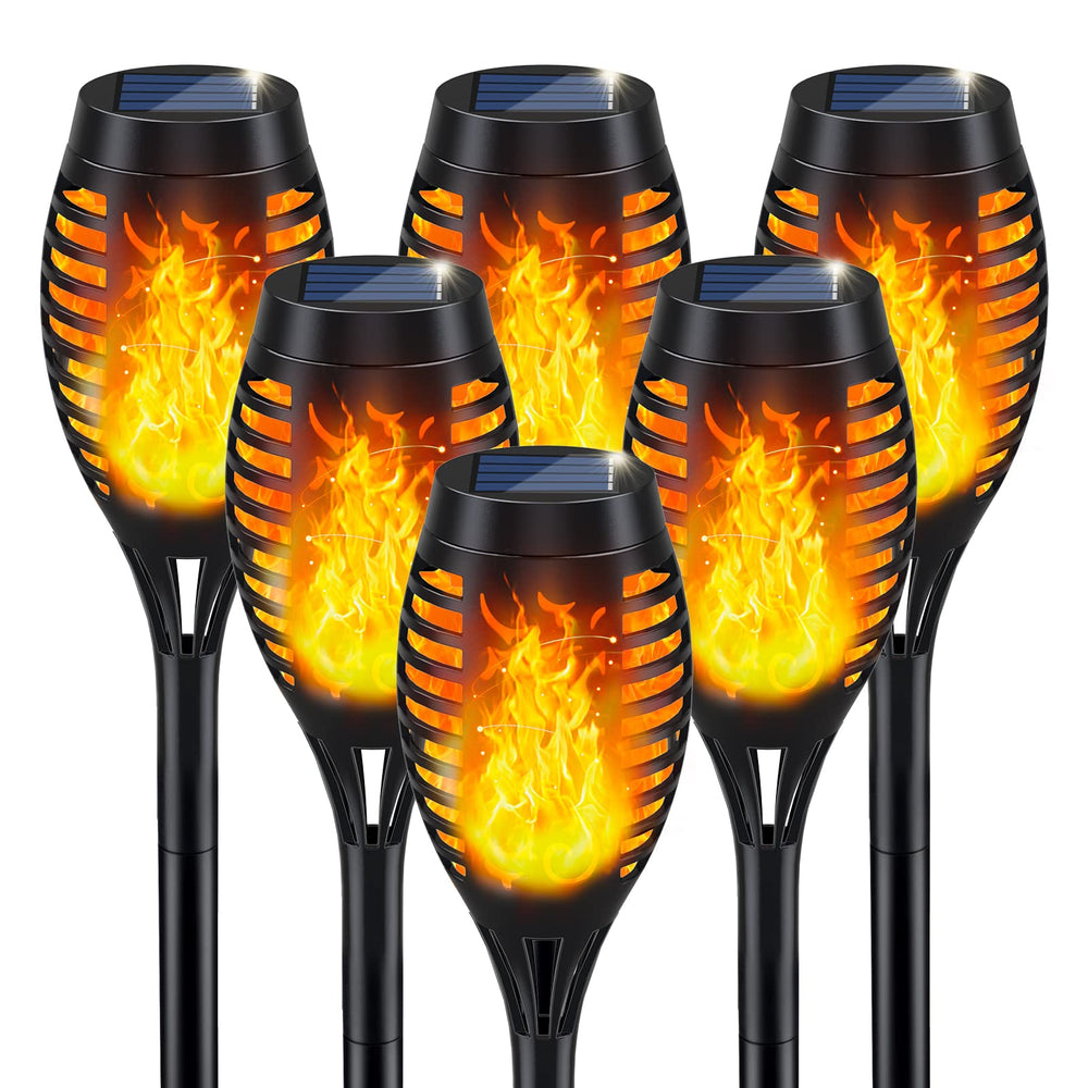IkeeRuic antorcha solar frontal mostrando la llama parpadeante y ambiente cálido