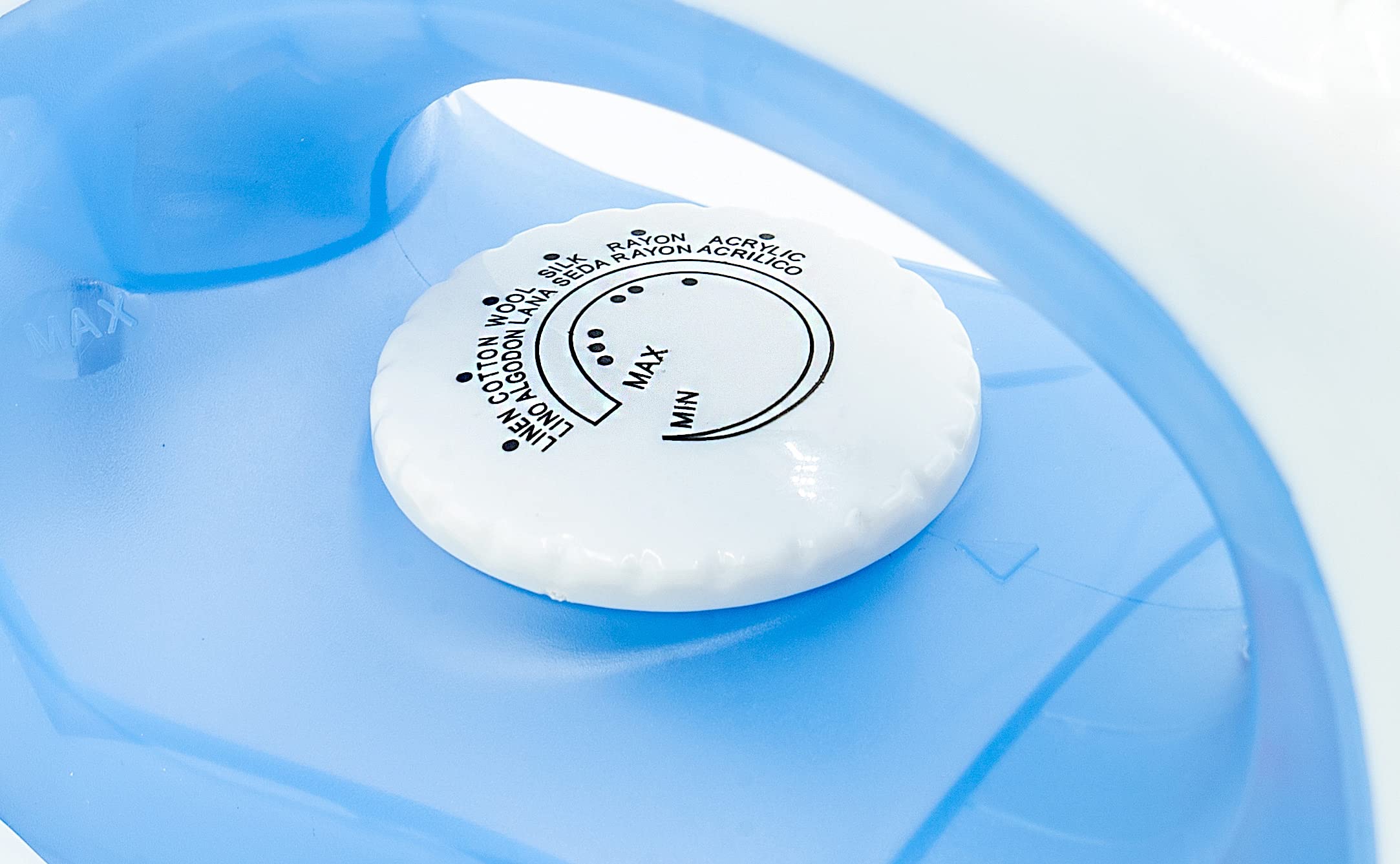 Impress en uso sobre tabla de planchar con vapor activo, agiliza el alisado de prendas