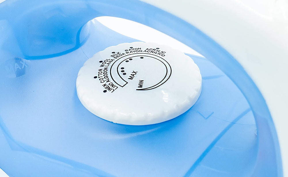 Impress en uso sobre tabla de planchar con vapor activo, agiliza el alisado de prendas