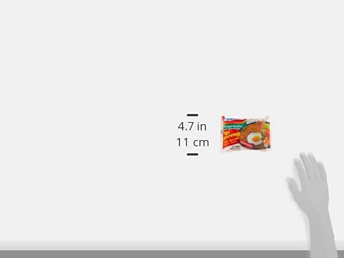 Indomie paquete junto a mano para escala, demuestra tamaño de porción